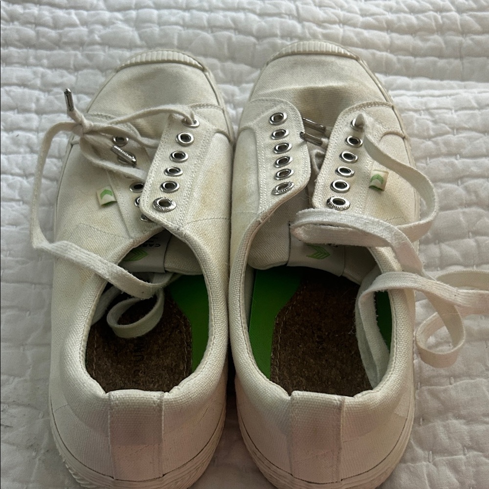 Cariuma shoes‎